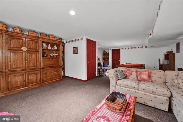701 VILLAGE GREEN DR, Gilbertsville, PA 19525