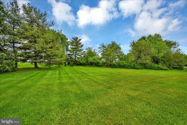701 VILLAGE GREEN DR, Gilbertsville, PA 19525