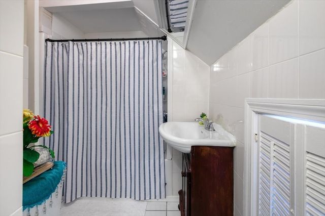 5 Pearl Ct, Methuen, MA 01844