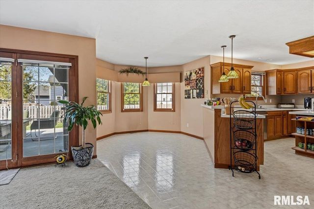 525 AUGUSTA Drive, Chatham, IL 62629