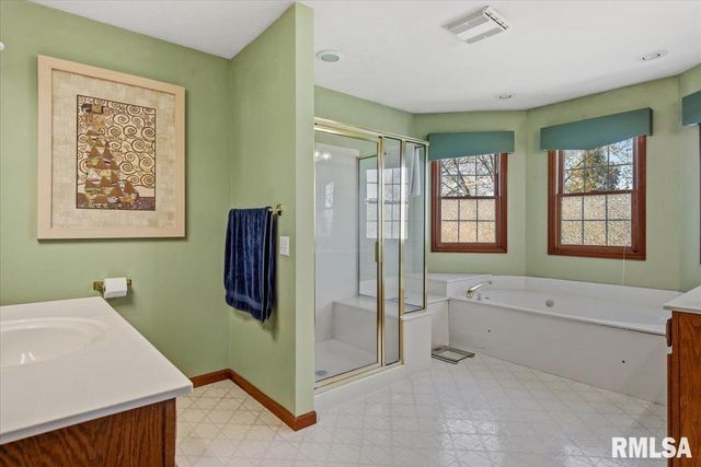 525 AUGUSTA Drive, Chatham, IL 62629