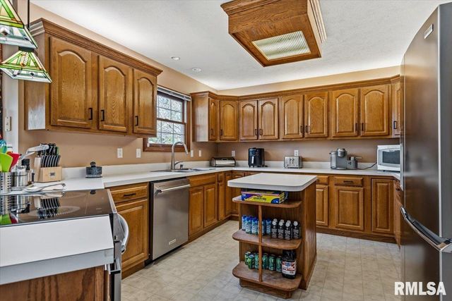 525 AUGUSTA Drive, Chatham, IL 62629