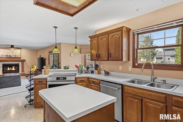 525 AUGUSTA Drive, Chatham, IL 62629