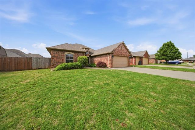 2112 SE 9th Street, Moore, OK 73160