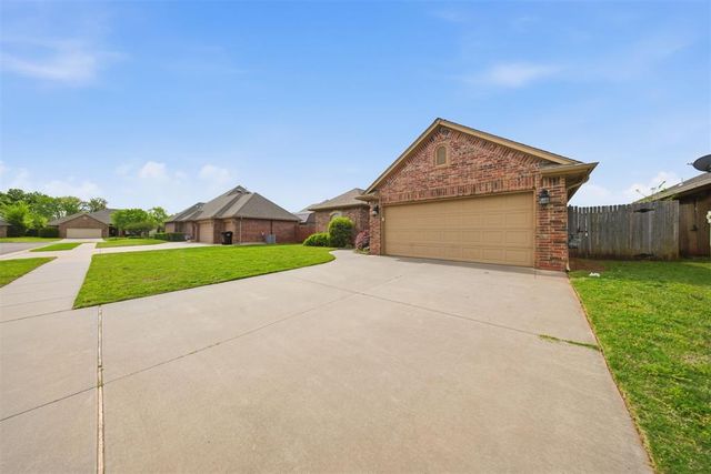 2112 SE 9th Street, Moore, OK 73160