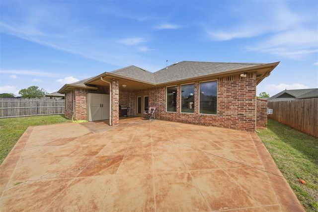 2112 SE 9th Street, Moore, OK 73160