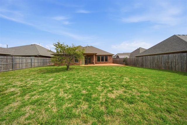 2112 SE 9th Street, Moore, OK 73160