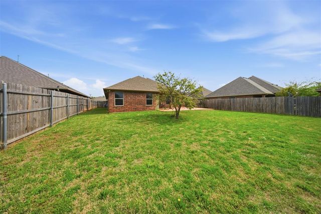 2112 SE 9th Street, Moore, OK 73160