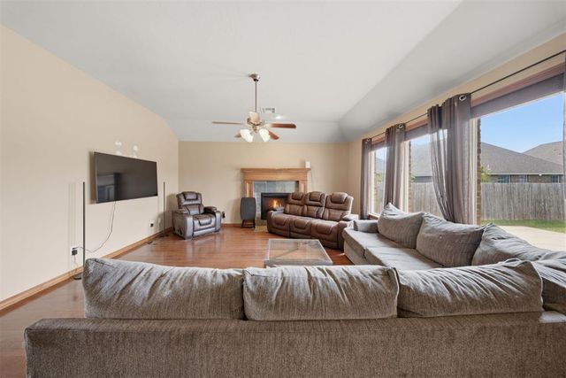 2112 SE 9th Street, Moore, OK 73160