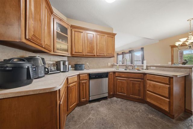 2112 SE 9th Street, Moore, OK 73160