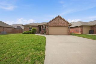 2112 SE 9th Street, Moore, OK 73160