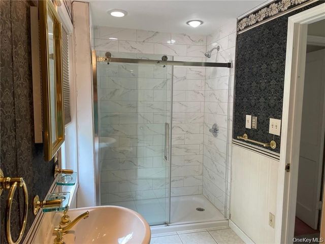 17 Kinderhook Drive, Poughkeepsie, NY 12603