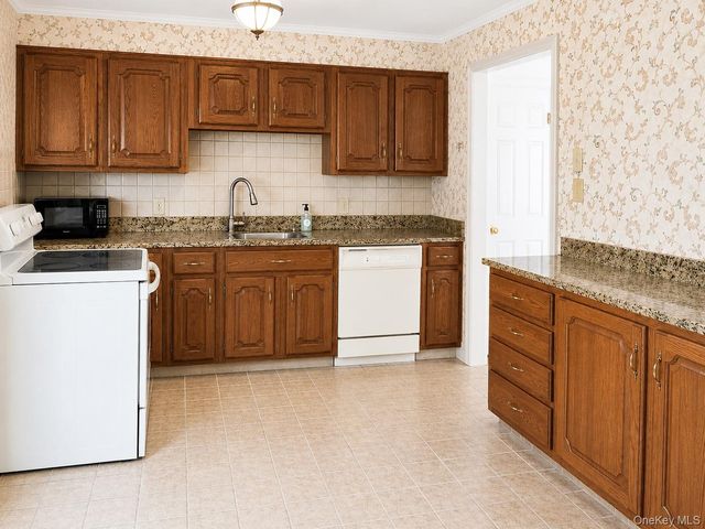 17 Kinderhook Drive, Poughkeepsie, NY 12603