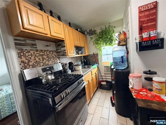 906 New York Avenue, Union City, NJ 07087