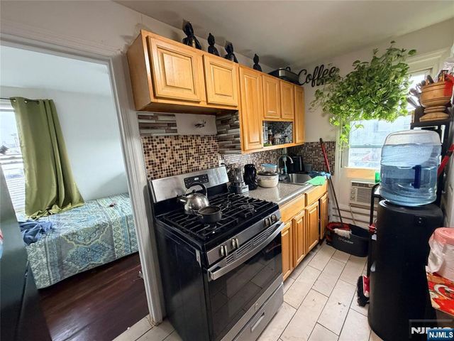 906 New York Avenue, Union City, NJ 07087