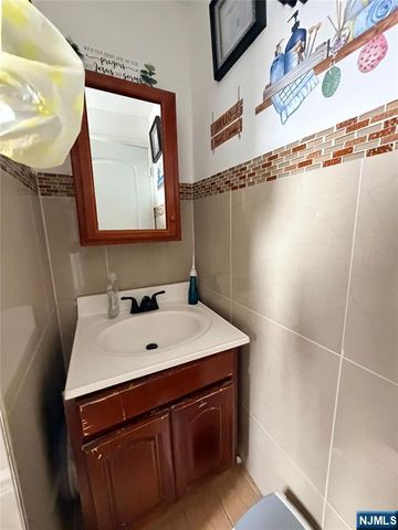 906 New York Avenue, Union City, NJ 07087