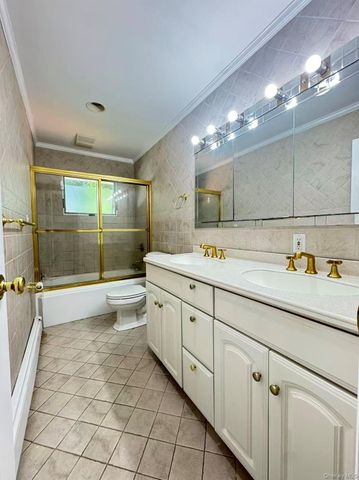 7 5th Place, Syosset, NY 11791