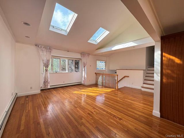 7 5th Place, Syosset, NY 11791