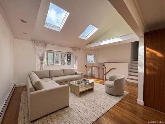 7 5th Place, Syosset, NY 11791