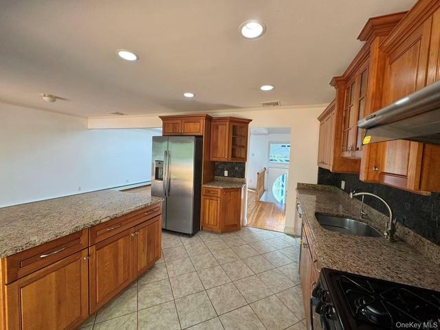 7 5th Place, Syosset, NY 11791
