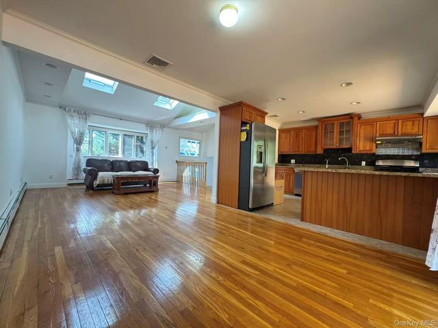 7 5th Place, Syosset, NY 11791