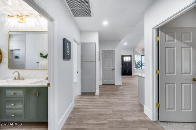 9811 E sutton Drive, Scottsdale, AZ 85260