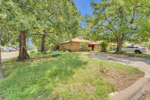 728 Woodland Court, Kennedale, TX 76060