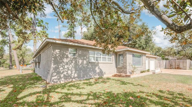 203 Moose Jaw Lane, Houston, TX 77336