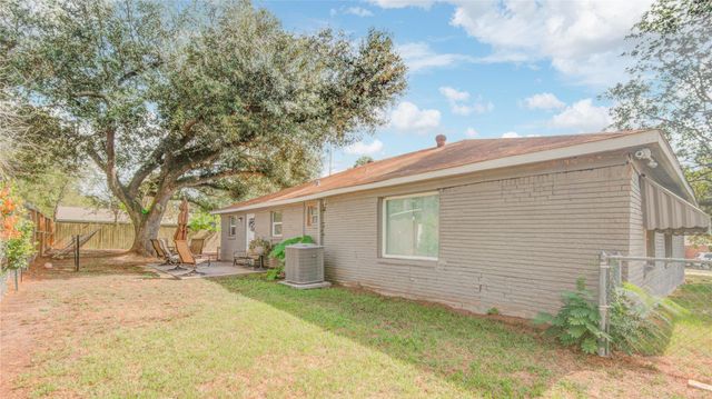 203 Moose Jaw Lane, Houston, TX 77336