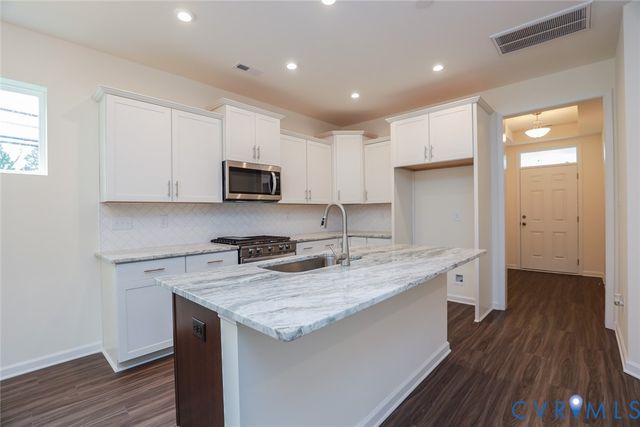 10299 Szalay Ln, Ashland, VA 23005