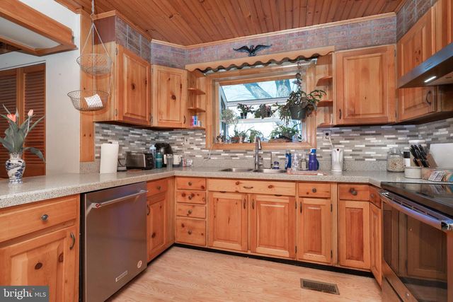 20 CROMBY RD, Phoenixville, PA 19460