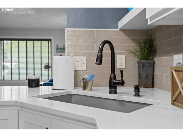 8065 N IVANHOE St 9, Portland, OR 97203