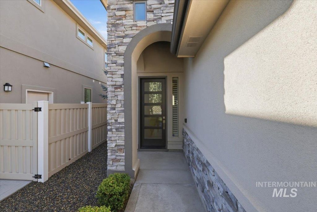 163 W Floating Feather Rd, Eagle, ID 83616 photo 2