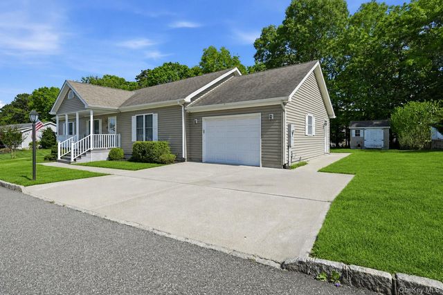 1407 Middle Road 277, Calverton, NY 11933
