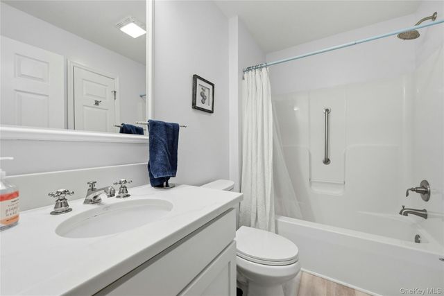 1407 Middle Road 277, Calverton, NY 11933