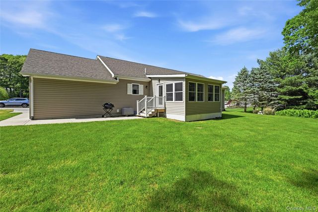 1407 Middle Road 277, Calverton, NY 11933