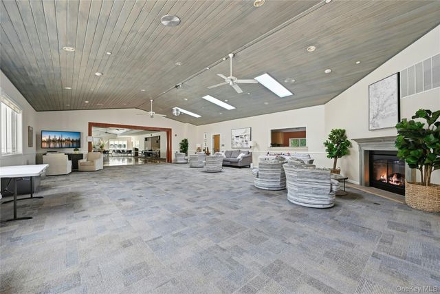 1407 Middle Road 277, Calverton, NY 11933