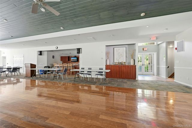 1407 Middle Road 277, Calverton, NY 11933