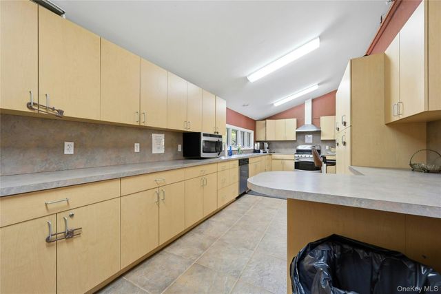 1407 Middle Road 277, Calverton, NY 11933