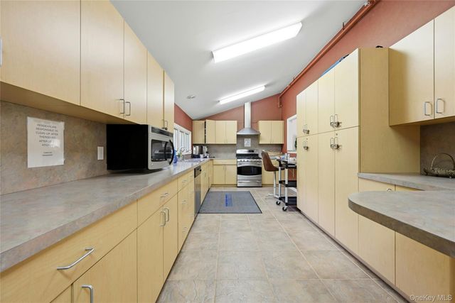 1407 Middle Road 277, Calverton, NY 11933