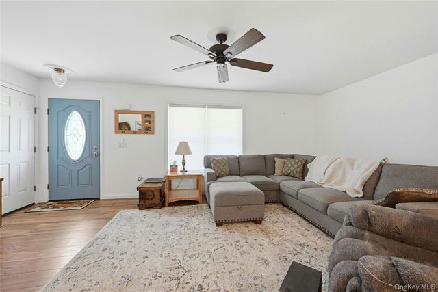 1407 Middle Road 277, Calverton, NY 11933