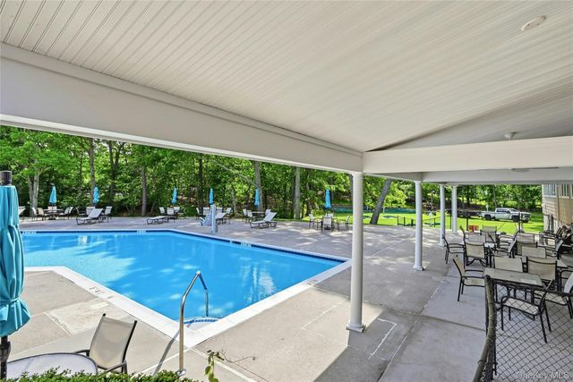 1407 Middle Road 277, Calverton, NY 11933