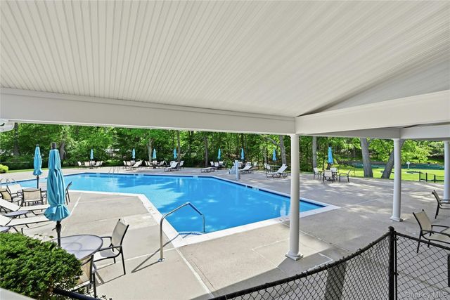 1407 Middle Road 277, Calverton, NY 11933