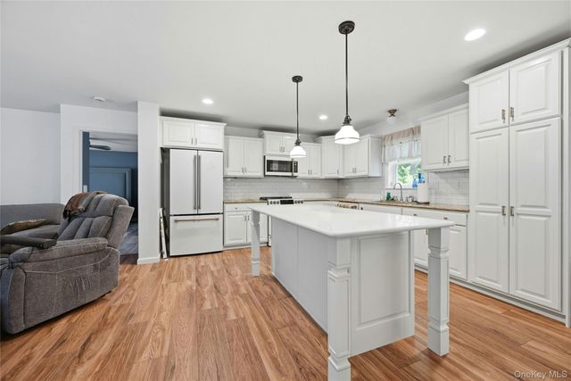 1407 Middle Road 277, Calverton, NY 11933