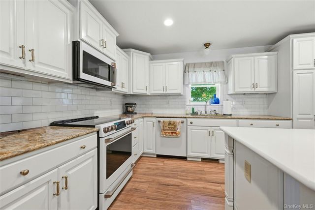 1407 Middle Road 277, Calverton, NY 11933