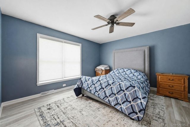 1407 Middle Road 277, Calverton, NY 11933