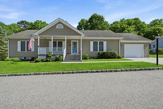 1407 Middle Road 277, Calverton, NY 11933