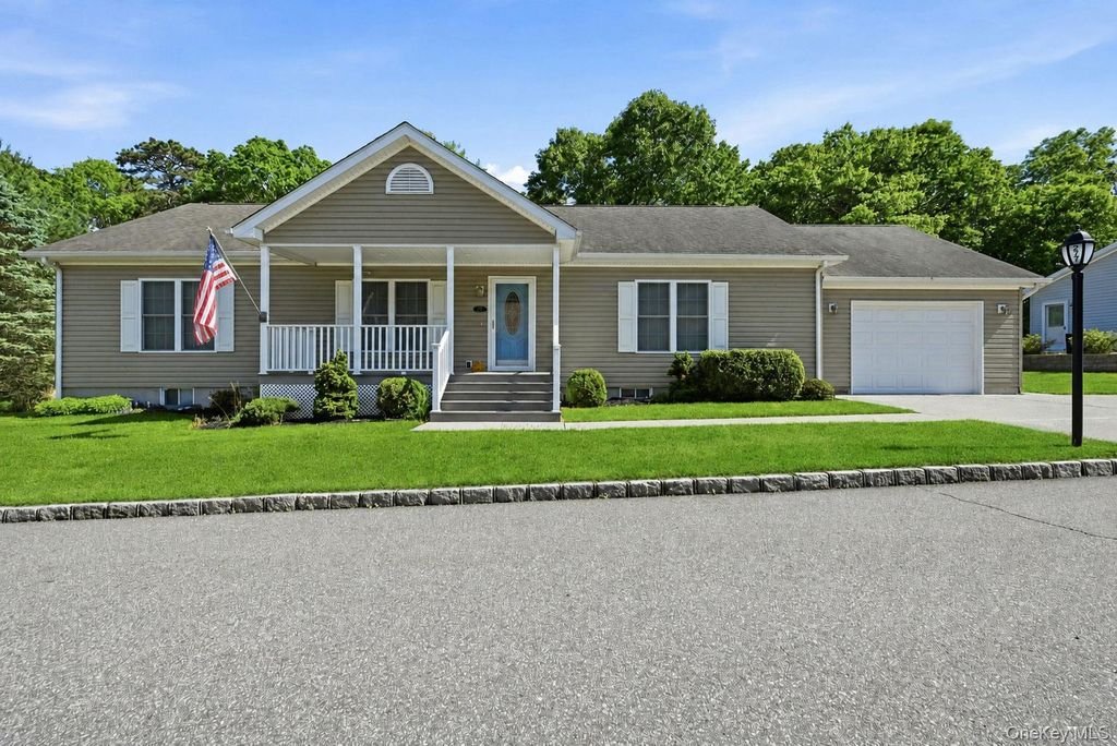 1407 Middle Road 277, Calverton, NY 11933