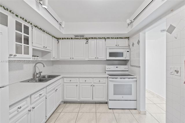 1301 NE Miami Gardens Drive 1424W, Miami, FL 33179
