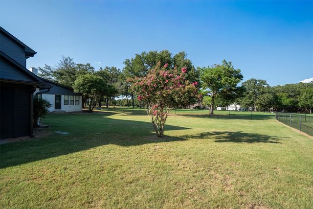 117 Modoc Trail, Lake Kiowa, TX 76240